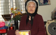 Cụ bà 88 tuổi “mổ” ống sắt đựng tiền tiết kiệm, đếm từng đồng để ủng hộ khúc ruột miền Trung