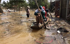 Ảnh: Người dân Quảng Bình bì bõm "bơi" trong biển rác sau trận lũ lịch sử, nguy cơ lây nhiễm bệnh tật