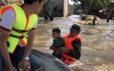 Người đàn ông lao xuống bế cậu bé dưới dòng nước lũ: "Hành động của tôi chỉ là phản xạ tự nhiên, bế cháu bé lên mà trái tim tôi thấy nhói"