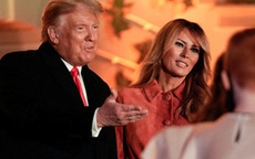 Vợ Tổng thống Trump nắm chặt tay chồng xuất hiện rạng ngời tiếp tục chứng minh "không có chuyện dùng người đóng giả"