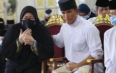 Mẹ Hoàng tử Brunei vừa qua đời ở tuổi 38 khóc ngất bên linh cữu con trai