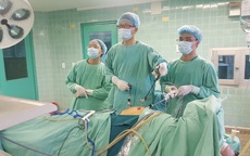 Nhịn tiểu nhiều giờ trên xe khách, 1 cụ bà nhập viện vì vỡ bàng quang