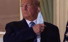 Tổng thống Trump tháo khẩu trang sau khi xuất viện
