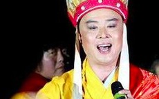 'Đường Tăng' Từ Thiếu Hoa mặc áo cà sa hát mưu sinh