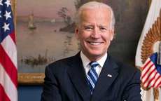 76 tuổi vẫn phong độ lịch lãm, ông Joe Biden để lộ bằng chứng nhiều lần phẫu thuật "níu kéo tuổi xuân" từ cấy tóc, căng da đến cắt mí