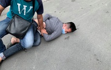 Đặc nhiệm hình sự nổ súng bắt tên cướp giật iPhone của cô gái đang chụp hình "tự sướng" trên phố Sài Gòn
