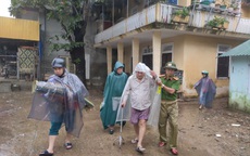 Bão số 13: Cận cảnh Thừa Thiên - Huế gấp rút di dời người dân ở vùng nguy hiểm