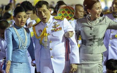 Vua Thái Lan cùng vợ con tươi cười xuất hiện giữa công chúng trước tin chỉ trích hoàng gia hoang phí