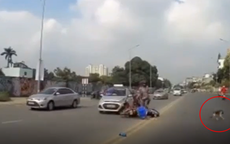 Xe máy nằm "ngửa bụng" sau va chạm với taxi, người đàn ông cuống cuồng chạy theo chó cưng để bạn gái nằm dưới đường gây xôn xao
