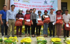 Báo Gia đình và Xã hội tiếp tục trao quà cho đồng bào vùng lũ tỉnh Quảng Bình