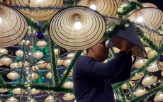Độc đáo cây thông Noel được kết từ 1.000 nón lá ở Nghệ An