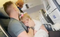Bị đuổi khỏi máy bay vì con gái 2 tuổi không chịu đeo khẩu trang