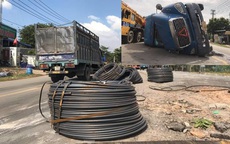 8 cuộn sắt lao từ container xuống đường đè bẹp xe máy đang lưu thông