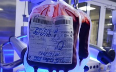 Bác sĩ hiến máu cứu bé sơ sinh một ngày tuổi