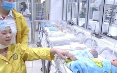 Bộ trưởng Bộ Y tế khen hai bệnh viện phối hợp cứu thành công mẹ con sản phụ 30 tuần thai gặp tai nạn nghiêm trọng