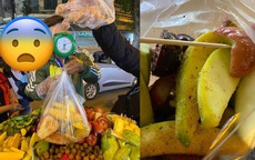 Du khách Sài Gòn bị "chặt chém" túi hoa quả rong 200 nghìn đồng ở Hà Nội