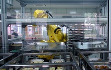 Trường học dùng robot cao 3m chuẩn bị bữa trưa cho học sinh