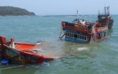 Quảng Bình: Sóng đánh chìm thuyền nan, 2 ngư dân mất tích