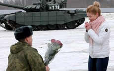 Quân nhân Nga xếp xe tăng hình tim để cầu hôn