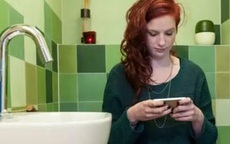 Cô bé chết vì mang điện thoại vào trong nhà tắm, thói quen tự sát hại mình mọi người vẫn làm