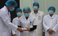 Khen thưởng đột xuất 29 bác sĩ, cán bộ tuyến huyện chống dịch COVID-19 ở Vĩnh Phúc
