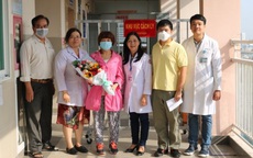 Chàng trai Trung Quốc được chữa khỏi nCoV ở TP.HCM đón mẹ ra viện