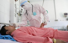 Cán bộ y tế ‘bế quan’ để chiến đấu với virus nCoV tại bệnh viện, ngắm con qua smartphone