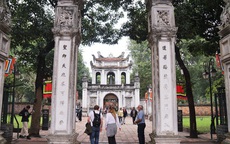 Chủ yếu khách Tây ghé thăm Văn Miếu và đền chùa Hà Nội trong ngày mở cửa trở lại