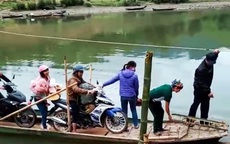 Huyện Quan Hóa, Thanh Hóa: Biết nguy hiểm, dân vẫn phải nài xin qua sông