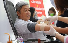Thứ trưởng Bộ Y tế hiến máu giữa mùa dịch COVID-19