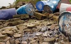 Truy tìm chiếc xe tải đổ trộm nhiều thùng phuy nghi chứa chất độc hại xuống sông Hồng