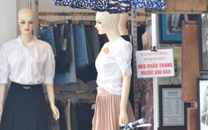 Hàng loạt cửa hàng khu buôn bán sầm uất nhất Thủ đô treo biển khuyến cáo khách hàng đeo khẩu trang bằng tiếng Việt, tiếng Anh