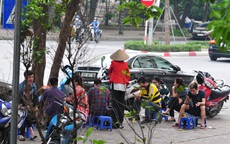 Nguy cơ COVID-19 đang cận kề nhưng nhiều người Hà Nội vẫn giữ thói quen túm năm tụm ba quán nước vỉa hè