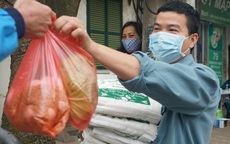 VIDEO: Người dân Hà Nội ở khu vực cô gái nhiễm COVID-19 nhận tiếp tế đồ ăn từ bên ngoài