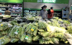 Từ chợ truyền thống đến siêu thị ở Hà Nội: Hàng hóa chất đầy quầy, kệ