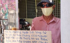 Gặp thầy giáo Tây thất nghiệp, cầm bảng xin giúp tiền để mua thức ăn: "Tôi choáng ngợp bởi lòng từ bi và sự hào phóng của người Việt"