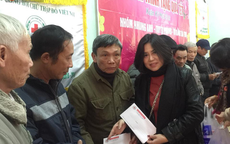Gặp người phụ nữ ở Hà Nội bán vàng, bỏ hàng trăm triệu đồng giúp đỡ người nghèo trong mùa dịch Covid-19