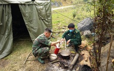 Ăn rau rừng bám chốt kiểm soát COVID-19 nơi biên giới Việt - Lào