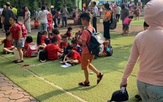 Hà Nội: Phụ huynh phẫn nộ vì nhà trường để học sinh "phơi nắng" chờ cha mẹ đón
