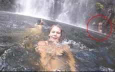 Đi chơi ở thác nước, cô gái cầm máy ghi hình kỉ niệm nhưng tình cờ quay được vụ tai nạn phía sau và khoảnh khắc cuối đời của một người
