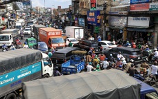 Hà Nội, TP.HCM: Hàng nghìn người “chôn chân” trong nắng nóng vì ùn tắc nghiêm trọng