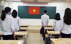 Giờ chào cờ đầu tiên sau kỳ nghỉ dịch: Không khí vô cùng đặc biệt, nghiêm trang và khoảng cách an toàn vẫn được đảm bảo