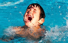 Phát hoảng với cách dạy trẻ tập bơi bằng cách ném con xuống nước, chuyên gia nói gì?
