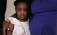 Con gái của người đàn ông da màu bị cảnh sát ghì chết xuất hiện bên mẹ khiến ai cũng xót xa