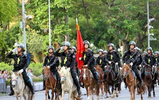 Đoàn kỵ binh cảnh sát cơ động diễu hành trước quảng trường Ba Đình