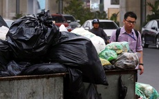 Người dân lại chặn xe tải vào khu xử lý rác thải Nam Sơn