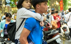 Thi vào lớp 10 tại Hà Nội: Cảm động hình ảnh tình nguyện viên cõng thí sinh vào phòng thi