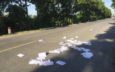 Học sinh thi xong xé nát sách vở, ném ngổn ngang ra đường cao tốc