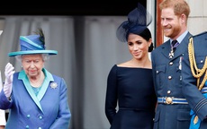 Nữ hoàng Anh bất ngờ bị chỉ trích vì lời tuyên bố của cháu dâu Meghan Markle, cuộc chiến hoàng gia bây giờ mới thật sự bùng nổ?