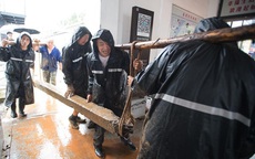 "Số nhọ" như Vũ Hán: Dịch bệnh chưa qua, lũ lụt đã đến, người dân oằn mình chịu đựng